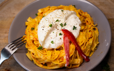 Tagliatelle à la crème de poivrons, crème de coco et burrata