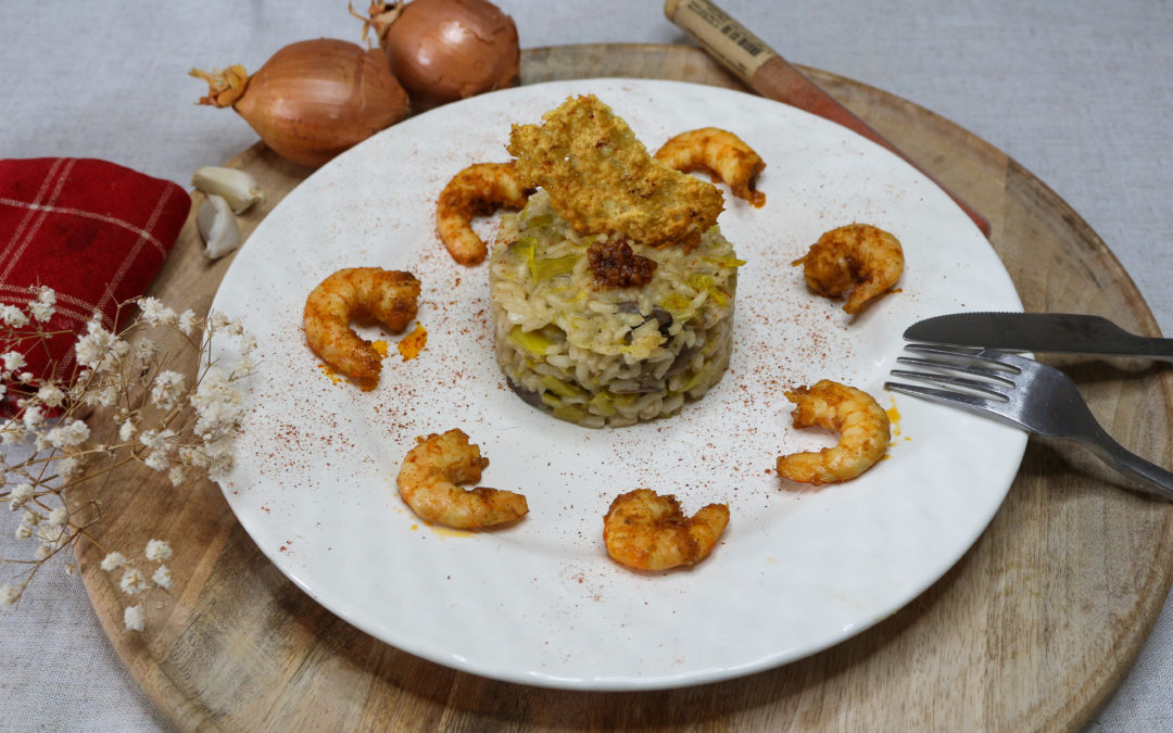 Risotto champignons, poireau, tuile de parmesan et crevettes piquantes