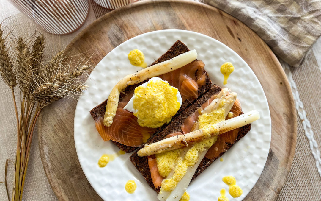 Toasts saumon oeuf bénédicte et asperges