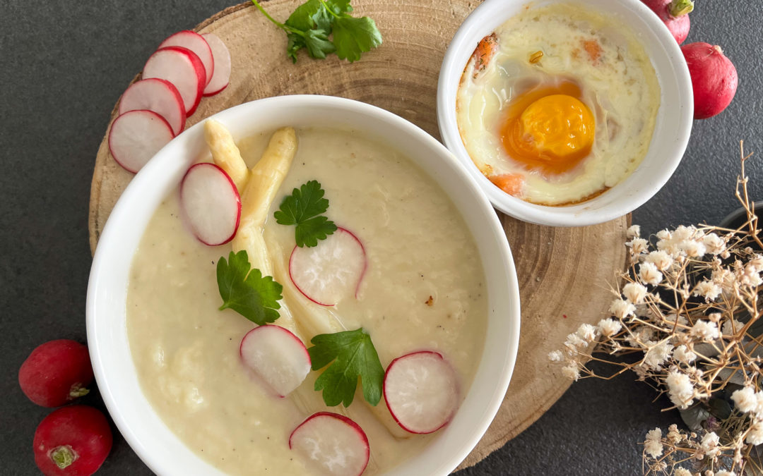 Velouté d’asperges froid, radis accompagné de son oeuf cocotte au saumon