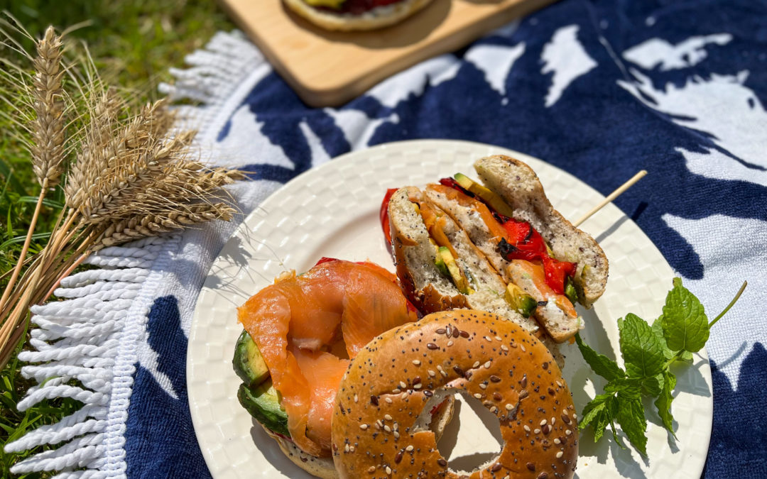 Bagel saumon fumé, tomate, poivrons rôti, avocat. Sauce tzatziki